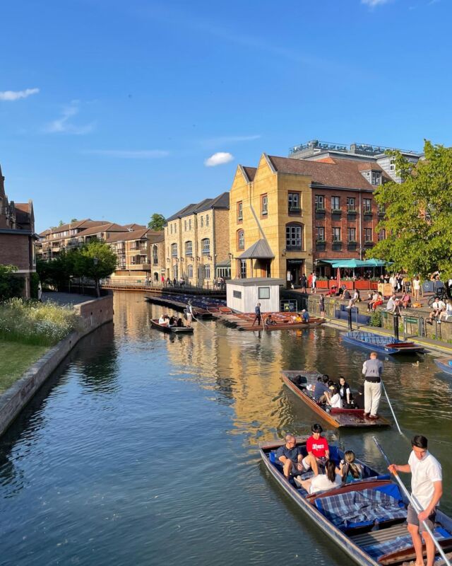 Punting and Picnicking down the river in Cambridge with lovely friends ! Gorgeous day - loving every small moment of joy ! #grateful #life #friends #cambridgeuniversity #inspo #beauty #history #culture #uk #livenow